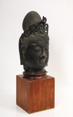 Grand et rare buste chinois en bronze patiné représentant Guanyin, datant du XVIIIe siècle ou d'une époque antérieure
