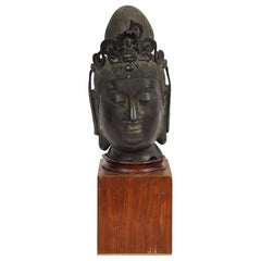 Grand et rare buste chinois en bronze patiné représentant Guanyin, datant du XVIIIe siècle ou d'une époque antérieure