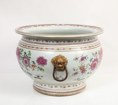 Una grande e rara boccia per pesci/vaso da fiori cinese in stile “Famille Rose” del periodo Qianlong