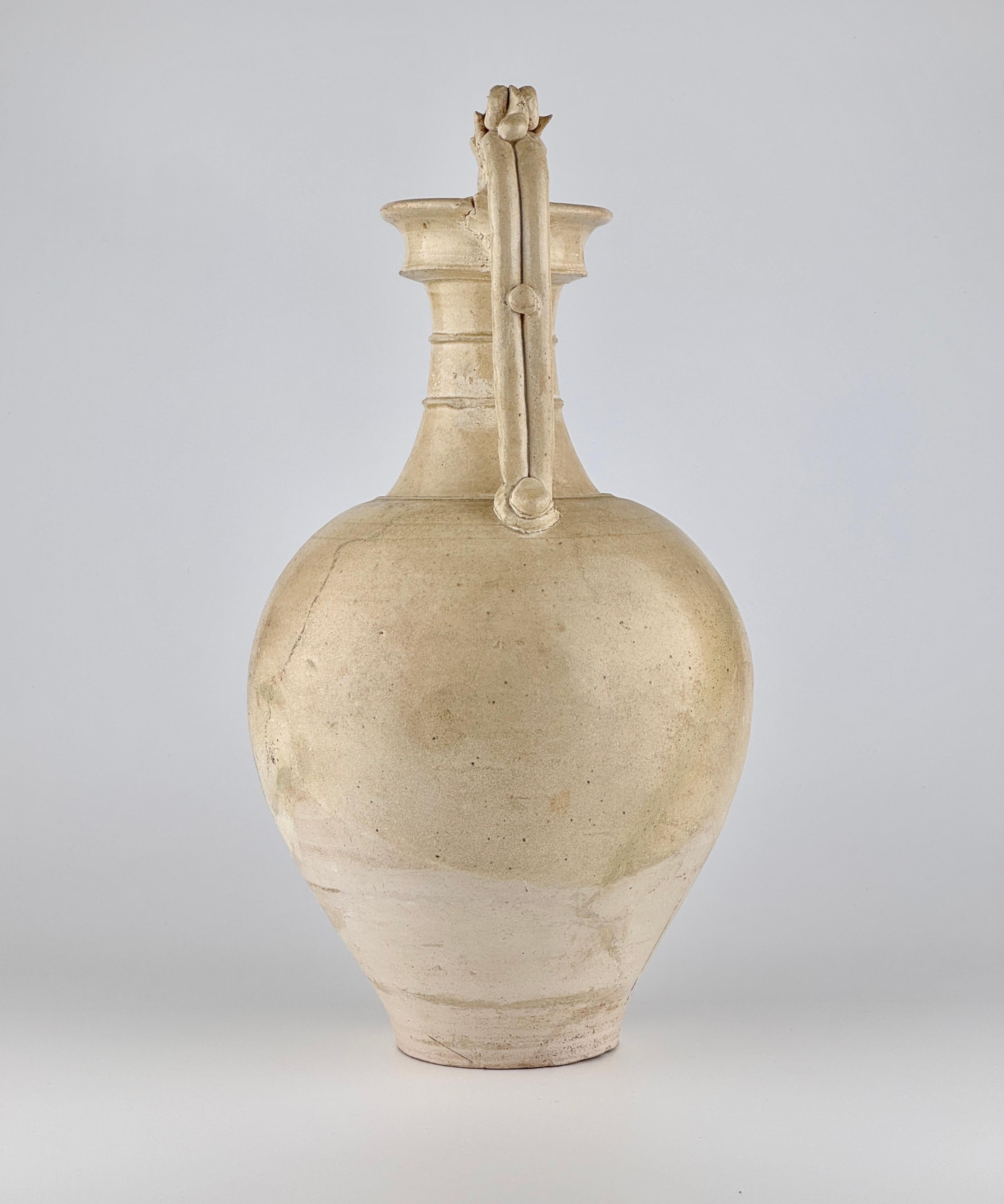 A Large and Rare Straw-Glazed Pottery Amphora, Tang Dynasty In Good Condition For Sale In seoul, KR