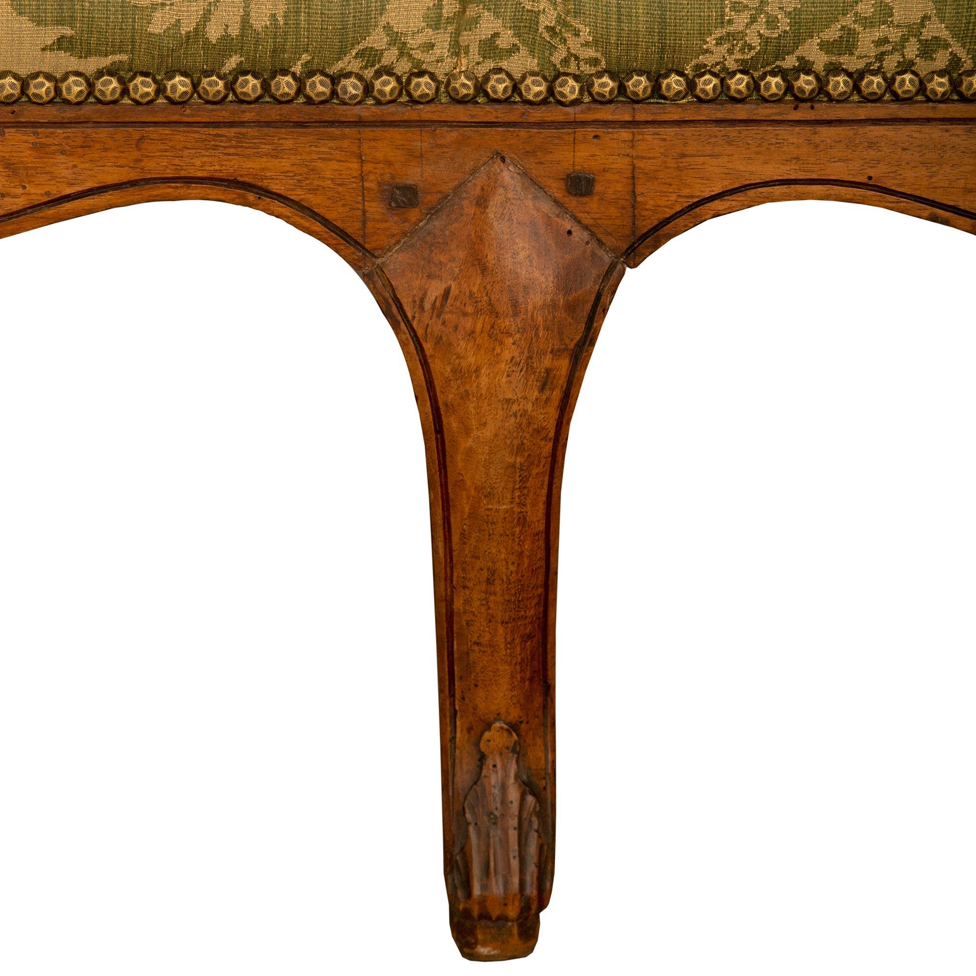 Große und reich geschnitzte französische Nussbaumholz-Sofa aus der Louis XV.-Periode des 18. Jahrhunderts im Angebot 4