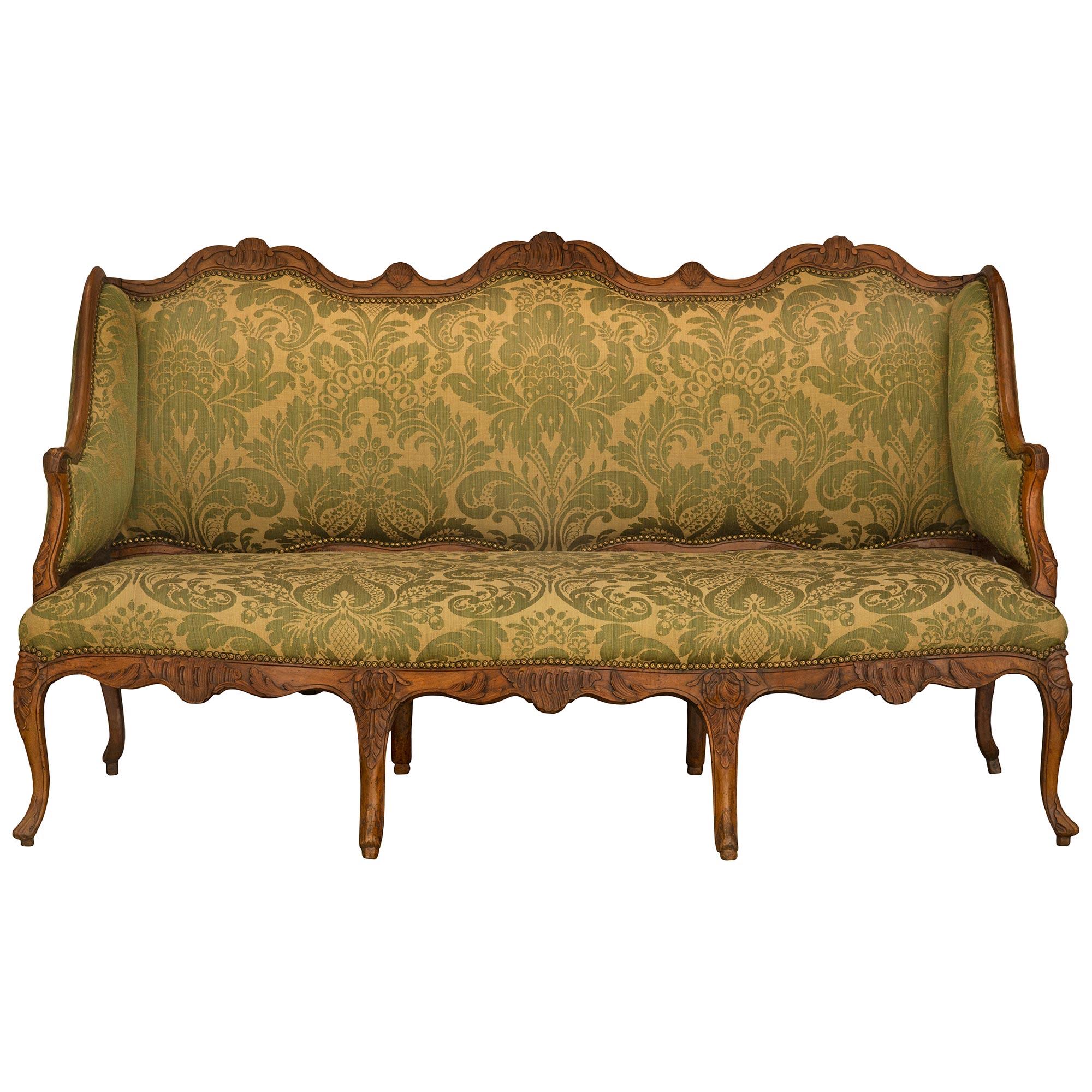 Große und reich geschnitzte französische Nussbaumholz-Sofa aus der Louis XV.-Periode des 18. Jahrhunderts (Französisch) im Angebot