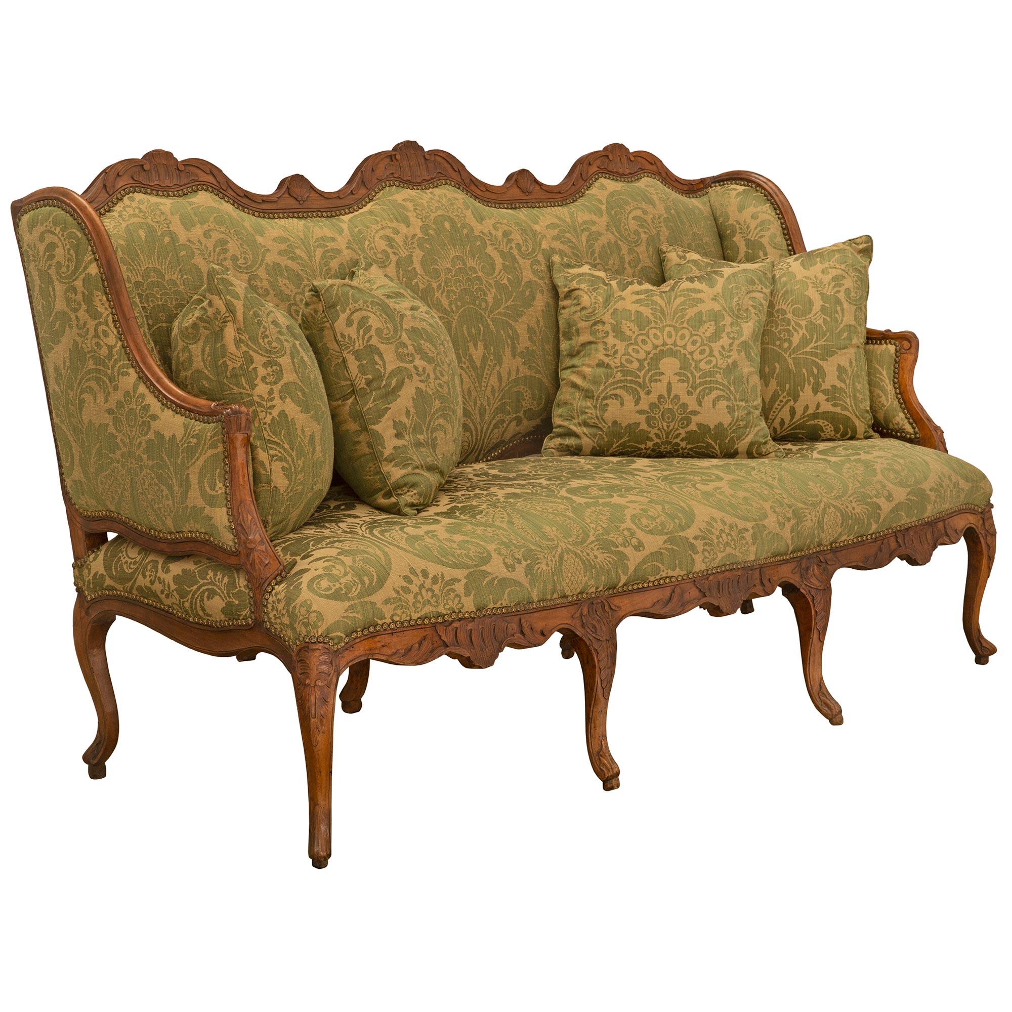 Große und reich geschnitzte französische Nussbaumholz-Sofa aus der Louis XV.-Periode des 18. Jahrhunderts im Zustand „Gut“ im Angebot in West Palm Beach, FL