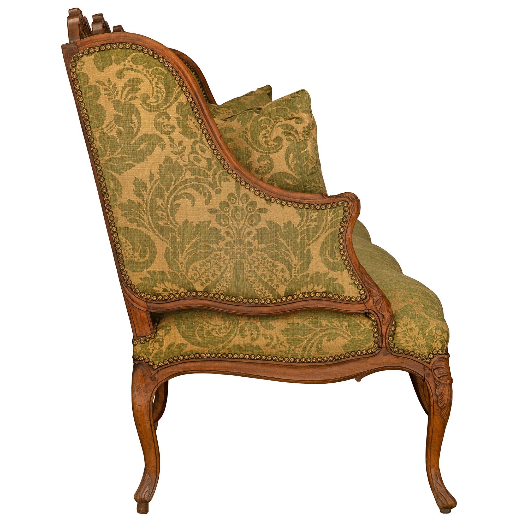 Große und reich geschnitzte französische Nussbaumholz-Sofa aus der Louis XV.-Periode des 18. Jahrhunderts (18. Jahrhundert und früher) im Angebot