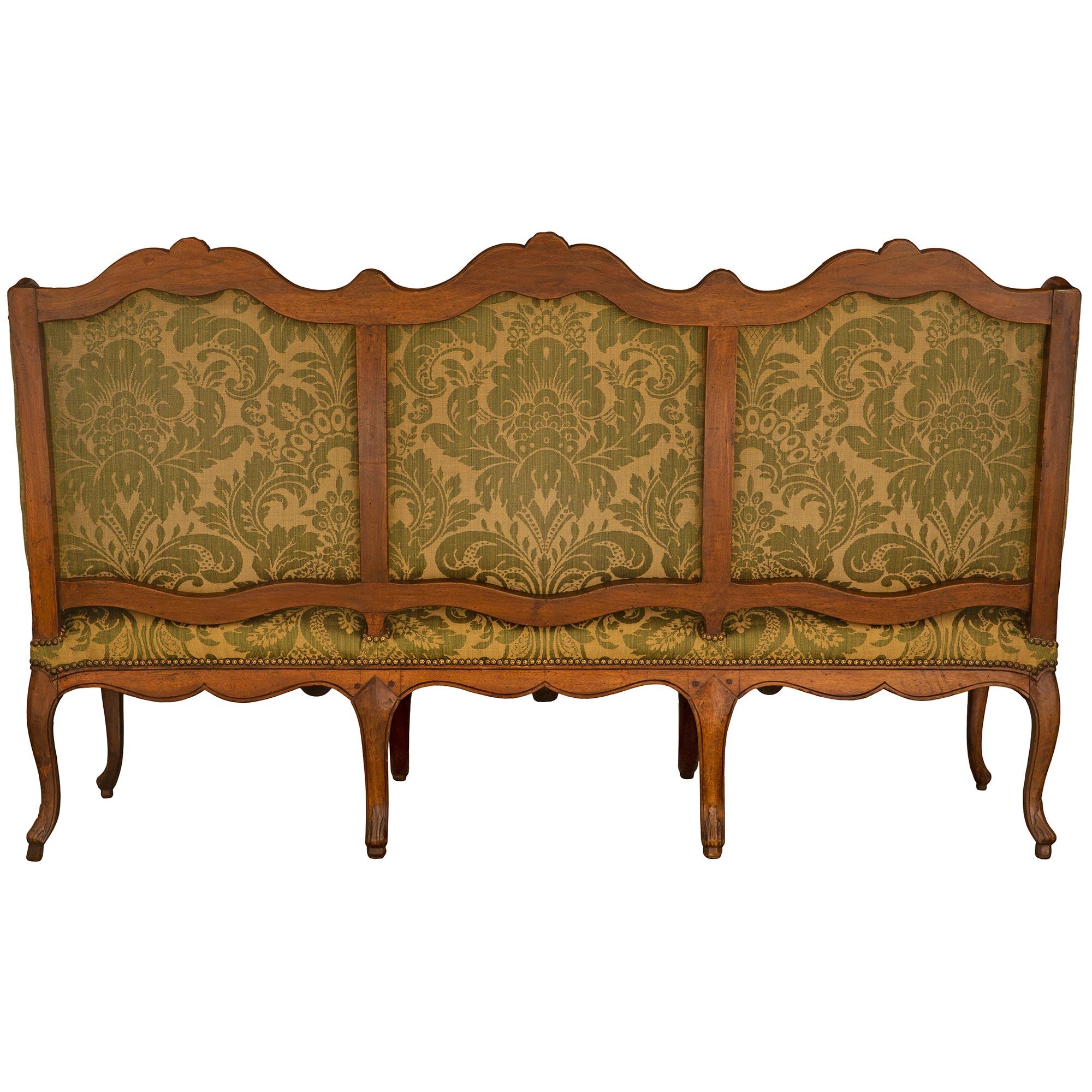 Große und reich geschnitzte französische Nussbaumholz-Sofa aus der Louis XV.-Periode des 18. Jahrhunderts (Walnuss) im Angebot