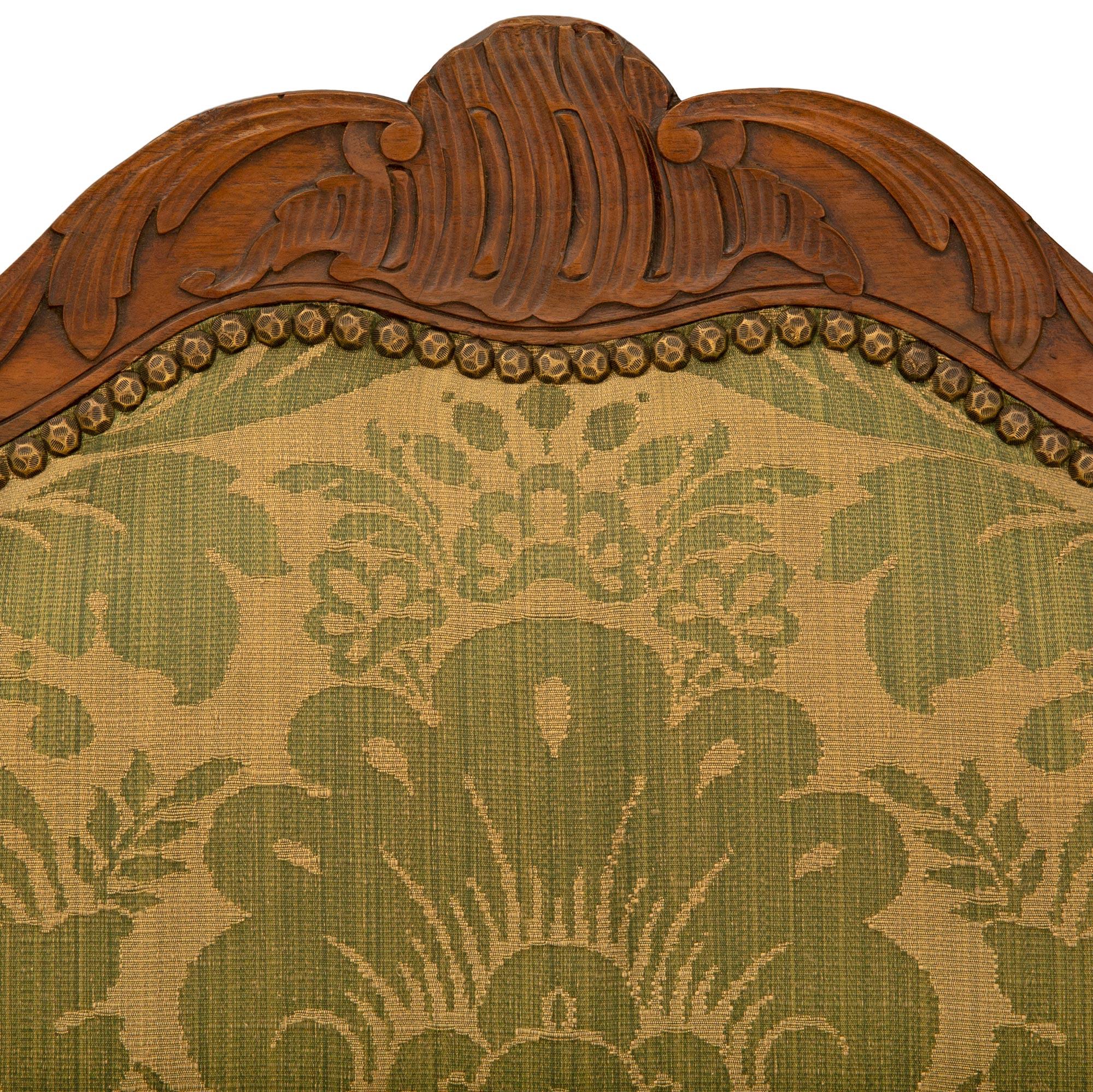 Große und reich geschnitzte französische Nussbaumholz-Sofa aus der Louis XV.-Periode des 18. Jahrhunderts im Angebot 1
