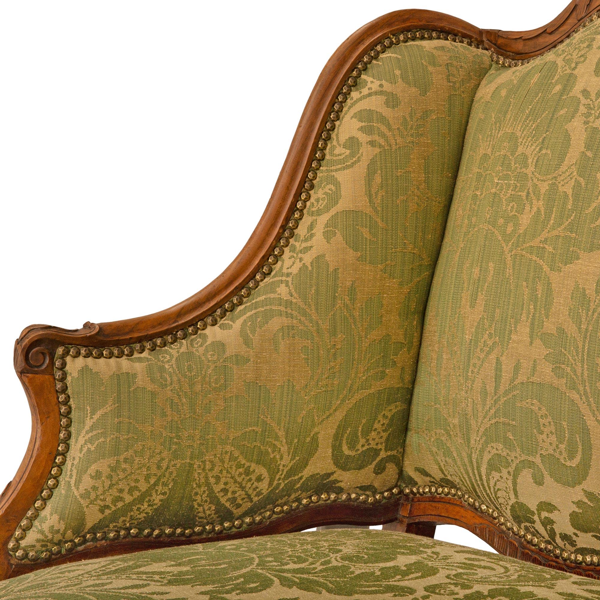 Große und reich geschnitzte französische Nussbaumholz-Sofa aus der Louis XV.-Periode des 18. Jahrhunderts im Angebot 3