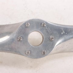 Ein großer und skulpturaler Aluminium-Flugzeug propeller der Marke Sensenich aus Aluminium.