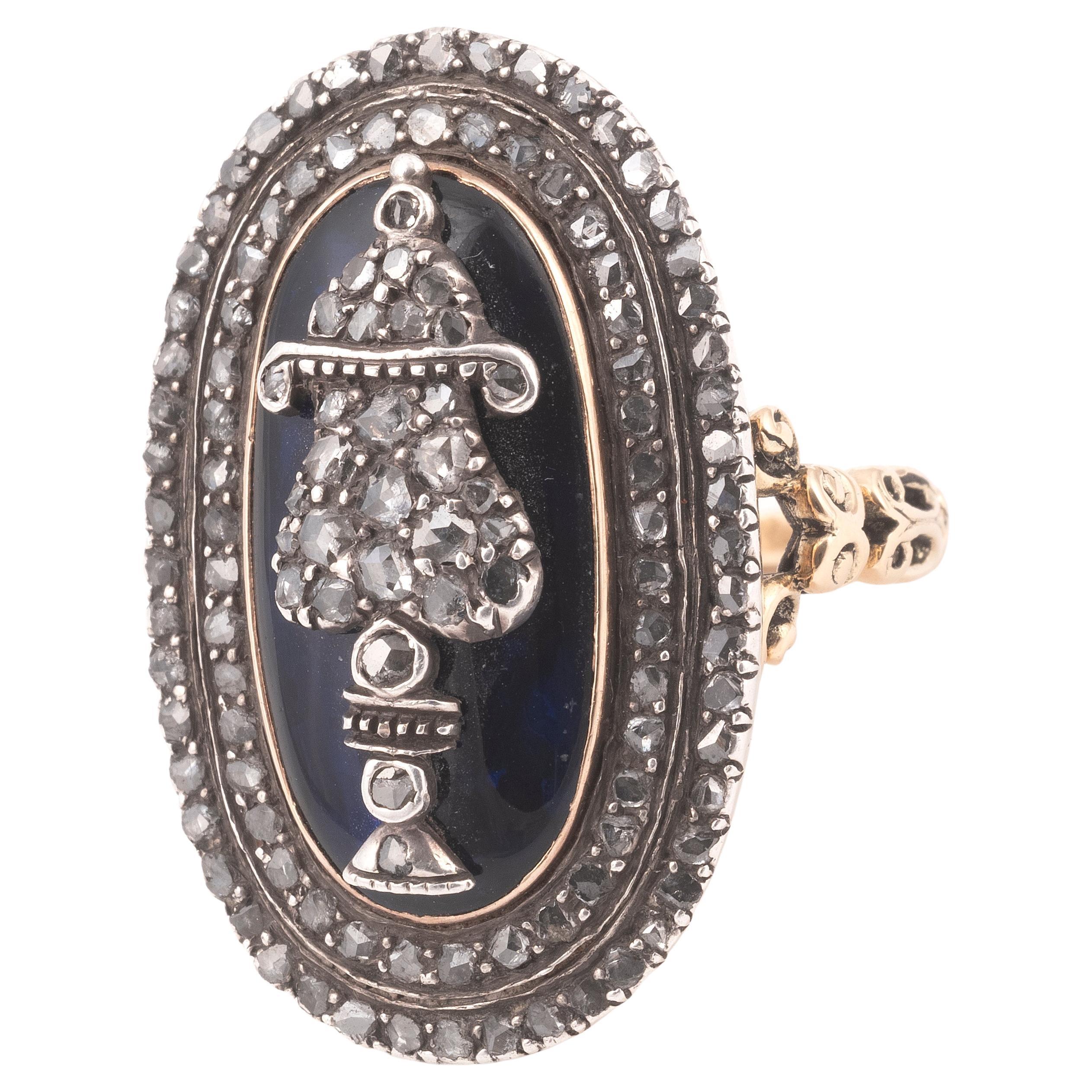 La bague en argent et en or est ornée de diamants taillés en rose représentant une urne sur fond de verre bleu foncé. L'anneau commémoratif était un rituel de deuil scrupuleusement observé aux XVIIIe et XIXe siècles.  Le dos est gravé d'un motif