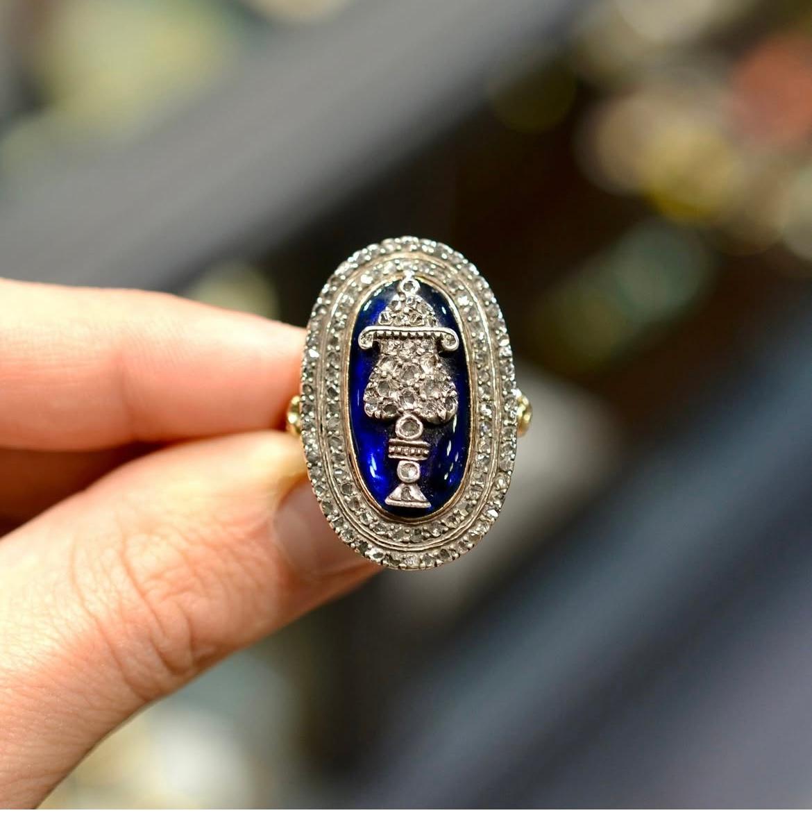 Grande bague urne géorgienne du 18ème siècle en diamant taillé en rose Excellent état - En vente à Firenze, IT