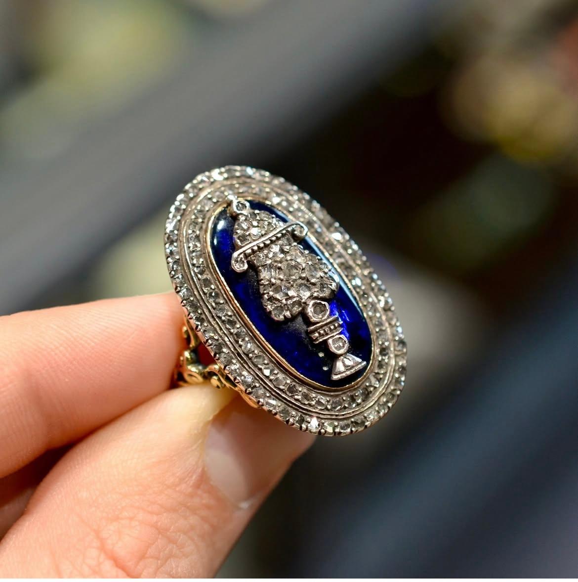Grande bague urne géorgienne du 18ème siècle en diamant taillé en rose Unisexe en vente