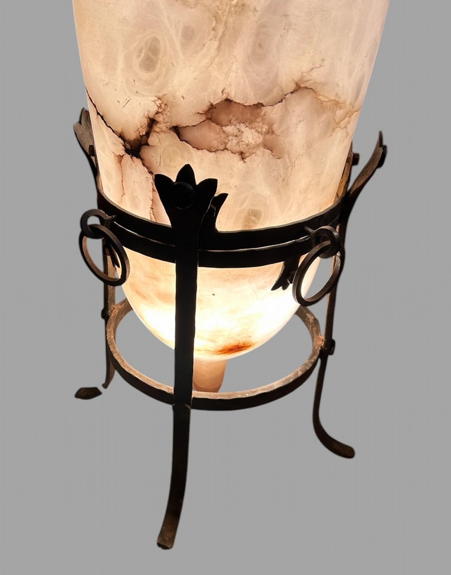 Mid-Century Modern Grande et inhabituelle urne lumineuse en albâtre très attrayante en vente