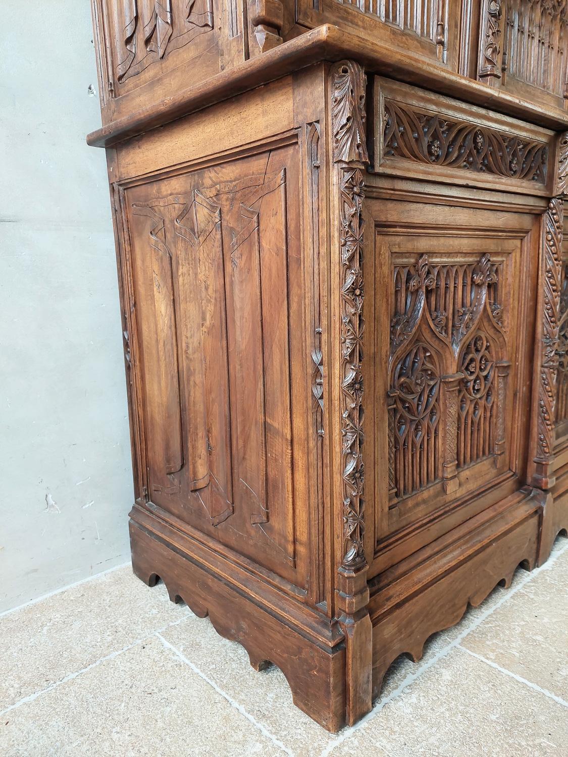 Grande et trs richement sculpte armoire no-gothique franaise du 19me sicle en noyer en vente 4
