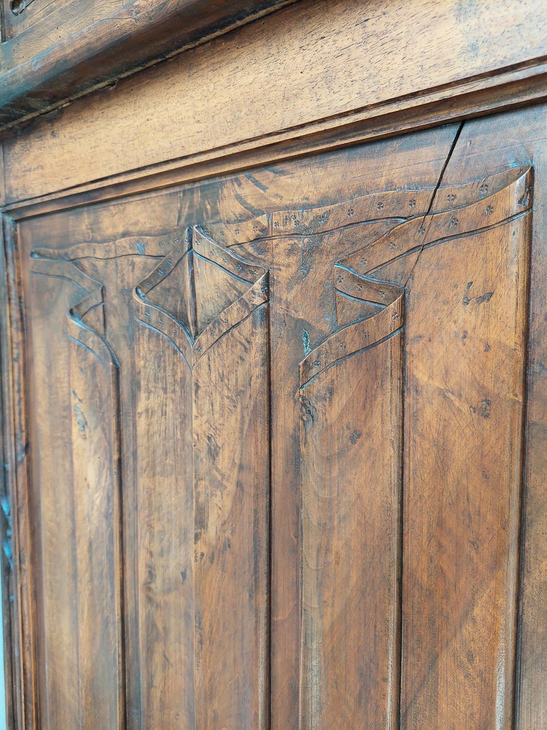 Grande et trs richement sculpte armoire no-gothique franaise du 19me sicle en noyer en vente 5
