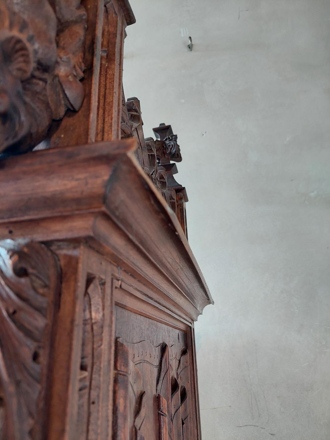 Grande et trs richement sculpte armoire no-gothique franaise du 19me sicle en noyer en vente 10