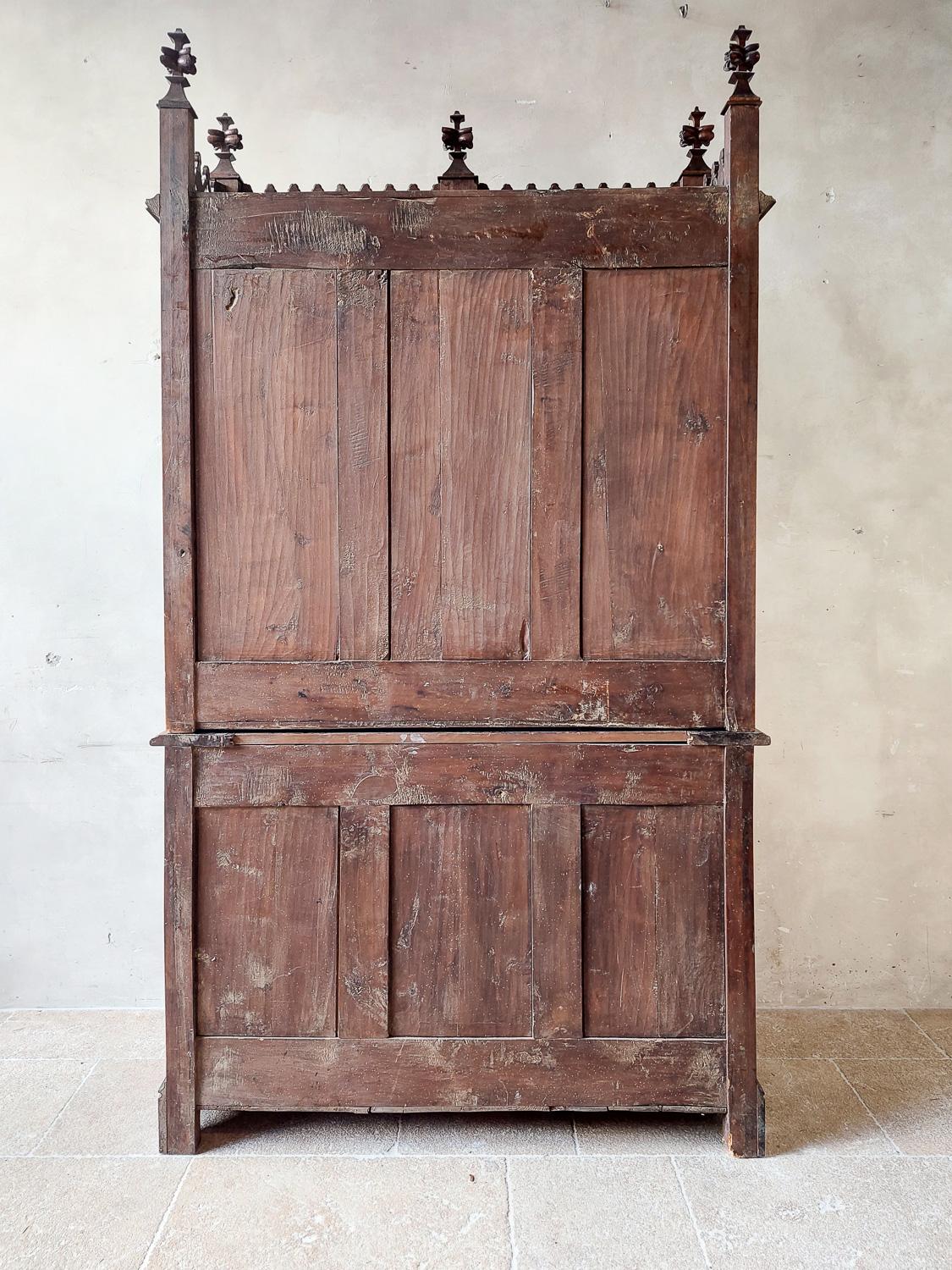 Grande et trs richement sculpte armoire no-gothique franaise du 19me sicle en noyer en vente 11