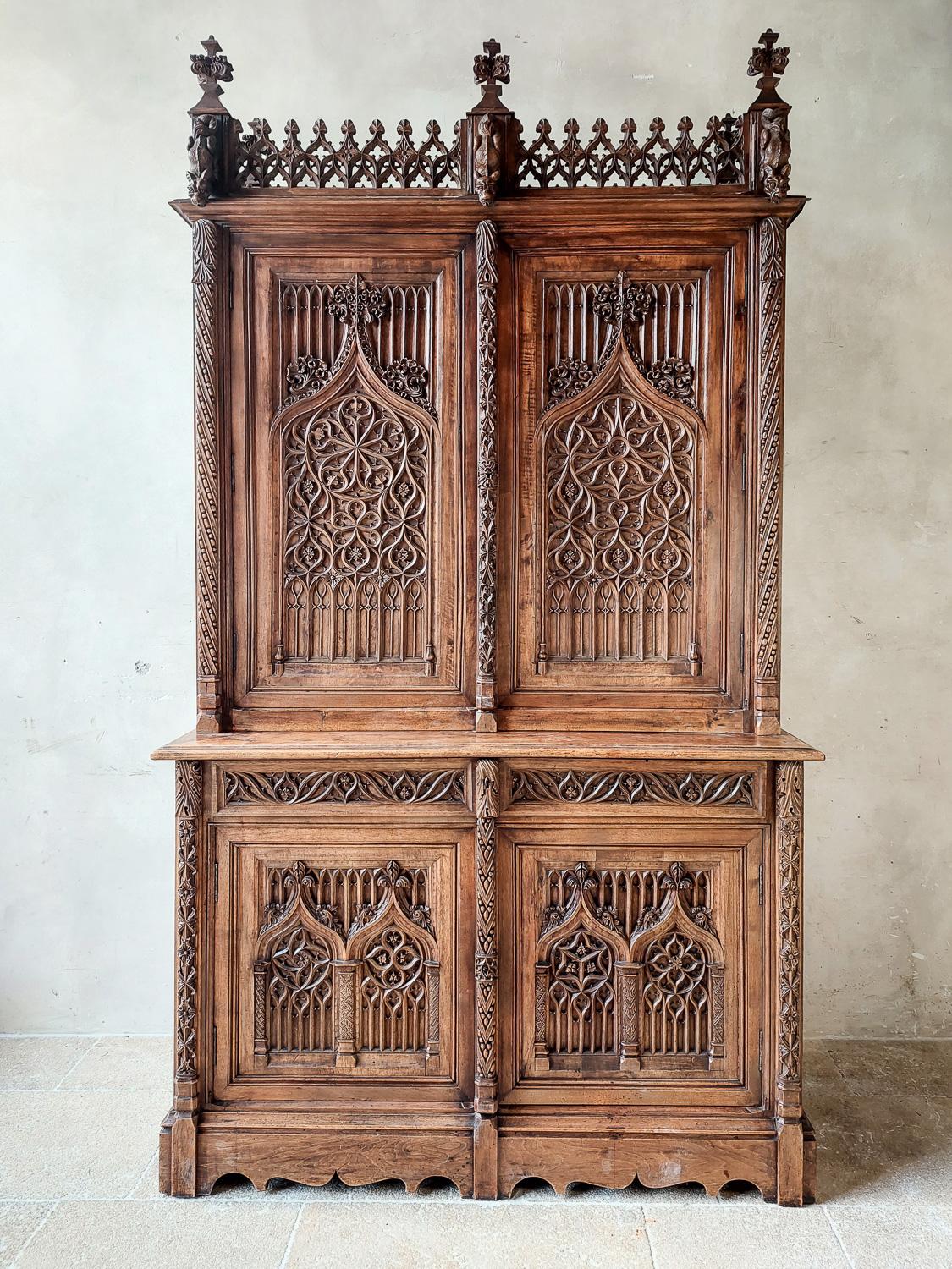 Grande armoire néo-gothique en noyer français du XIXe siècle, très richement sculptée. 

Cette armoire étonnante possède les détails sculptés les plus étonnants. Les décorations largement sculptées avec les détails les plus fins sont exécutées