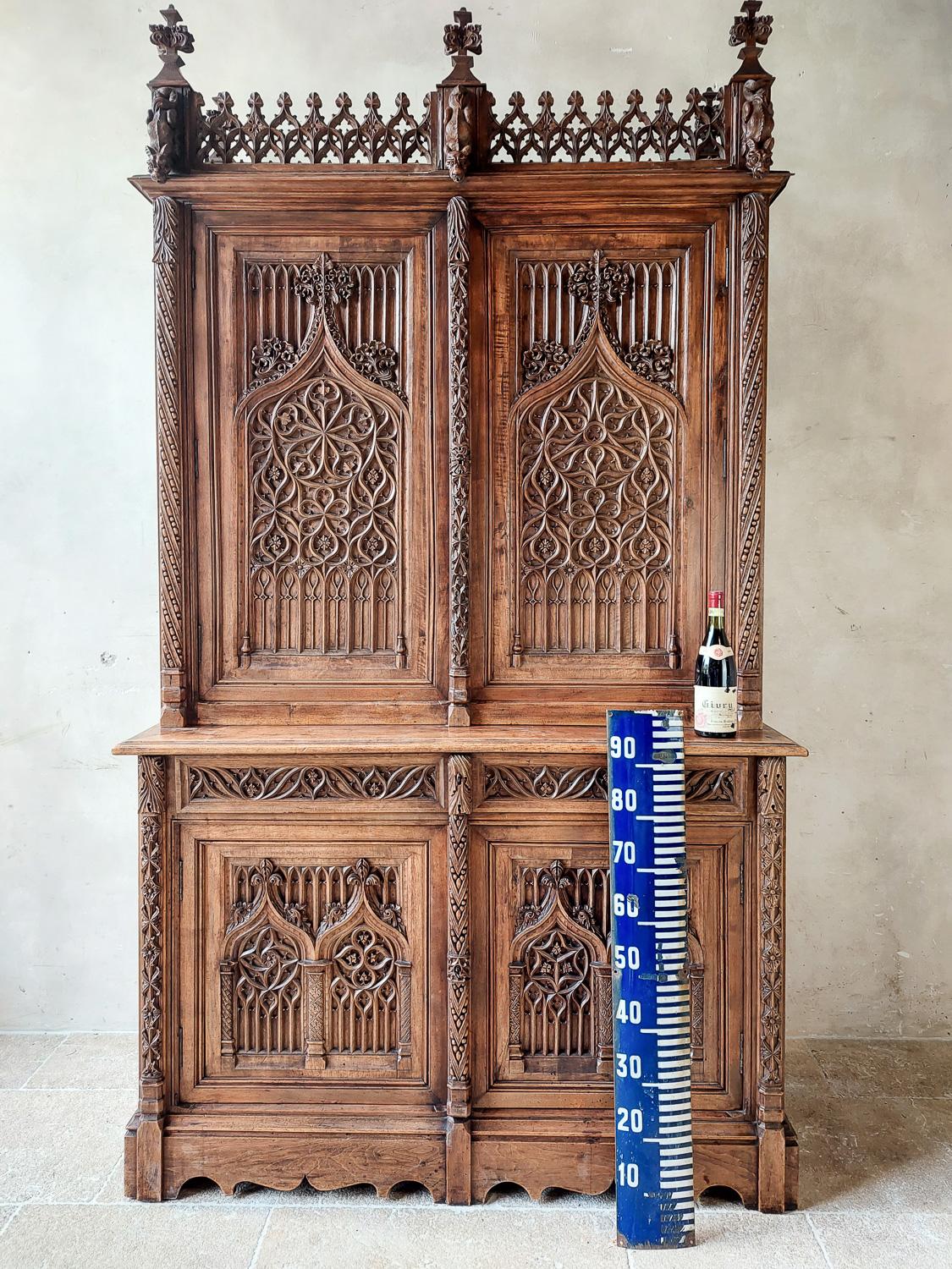 Grande et trs richement sculpte armoire no-gothique franaise du 19me sicle en noyer en vente 12