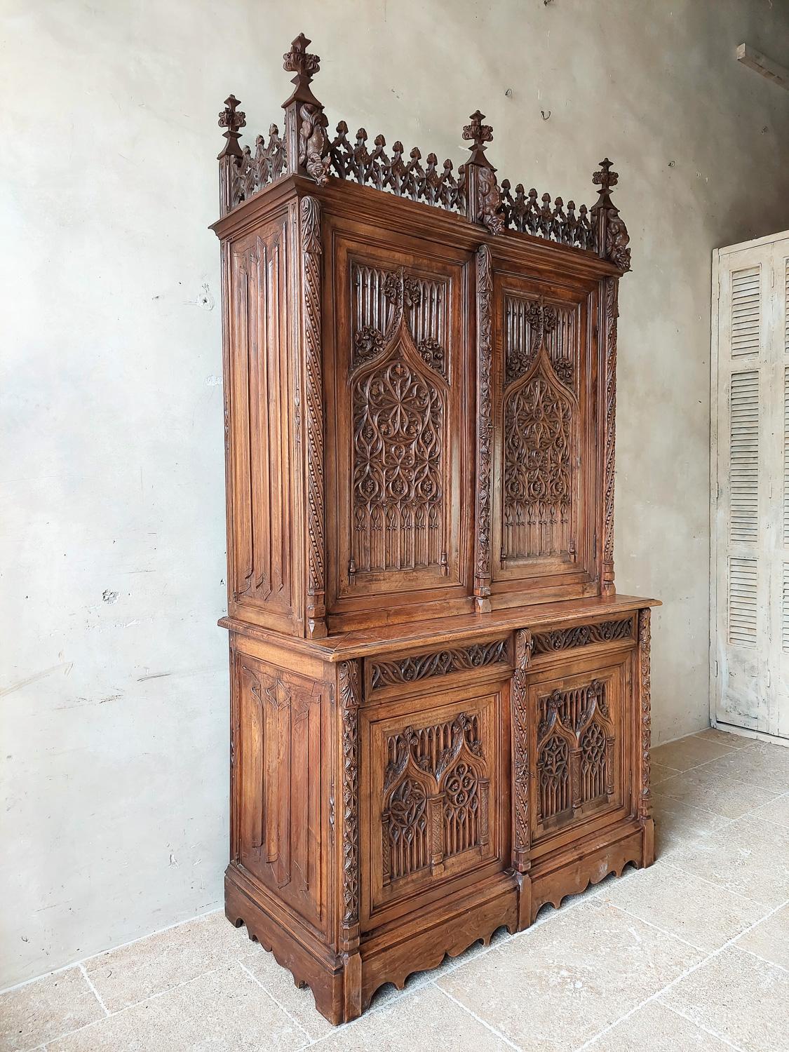 Néo-gothique Grande et trs richement sculpte armoire no-gothique franaise du 19me sicle en noyer en vente