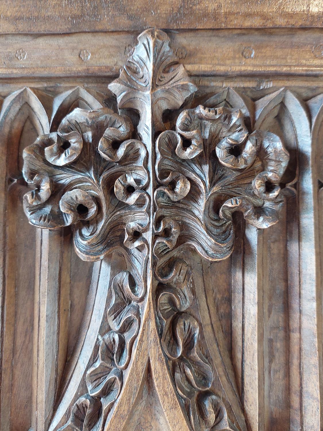 Grande et trs richement sculpte armoire no-gothique franaise du 19me sicle en noyer Bon état - En vente à Baambrugge, NL