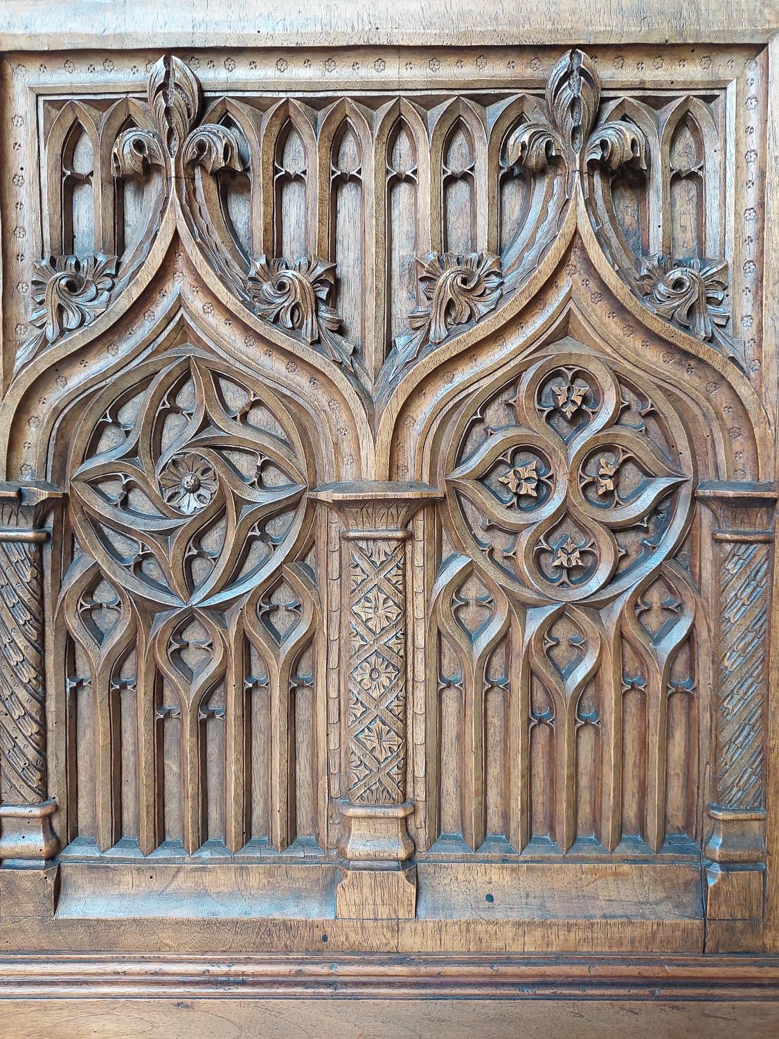 Grande et trs richement sculpte armoire no-gothique franaise du 19me sicle en noyer en vente 1