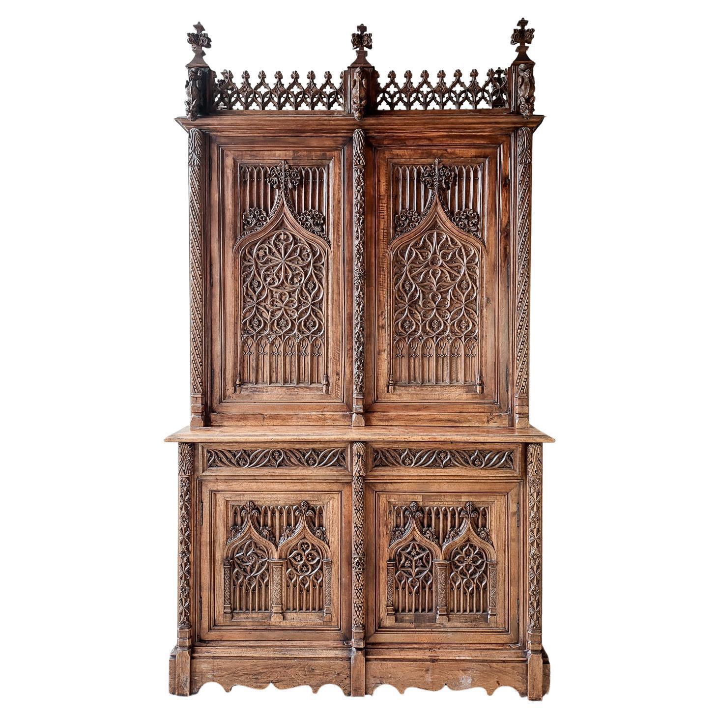 Grande et trs richement sculpte armoire no-gothique franaise du 19me sicle en noyer en vente