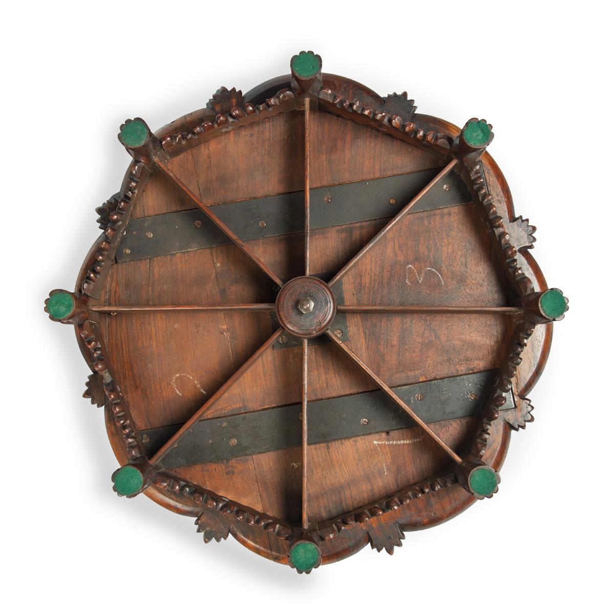 Anglo-indien Un grand bois de padouk anglo-indien Lazy Susan en vente