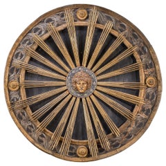Grand rond-point ancien du 19ème siècle en bois doré et peint d'un rayon de soleil