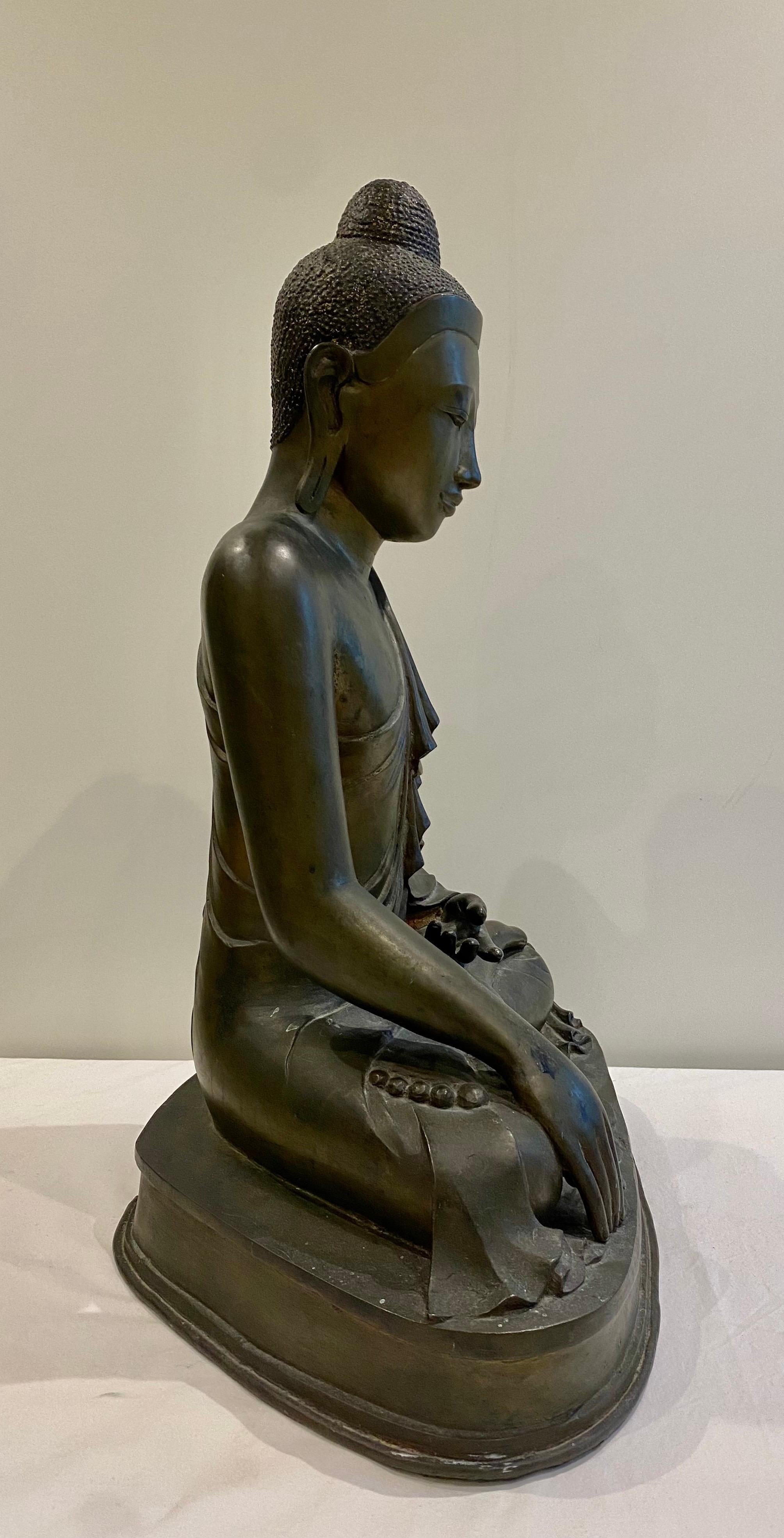 Bouddha assis en bronze de grande taille, d'époque Mandalay, 19e siècle,
Le Bouddha est assis, la main droite abaissée en bhumisparsimudra et la main gauche posée sur les genoux.
Ce produit a été fabriqué en Birmanie vers les années 1880.
La