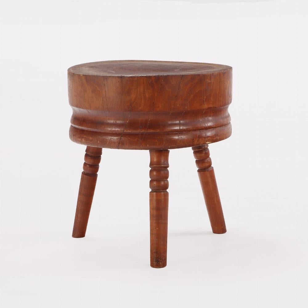 A large antique butcher block table having a natural circular top. In Good Condition For Sale In Philadelphia, PA