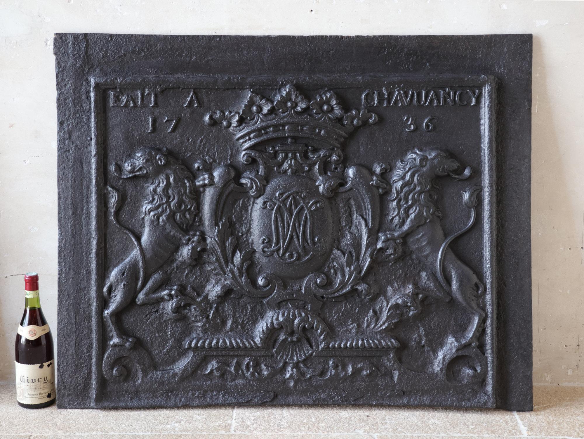 Un bellissimo e grande focolare antico in ghisa, datato 1736 e contrassegnato da 