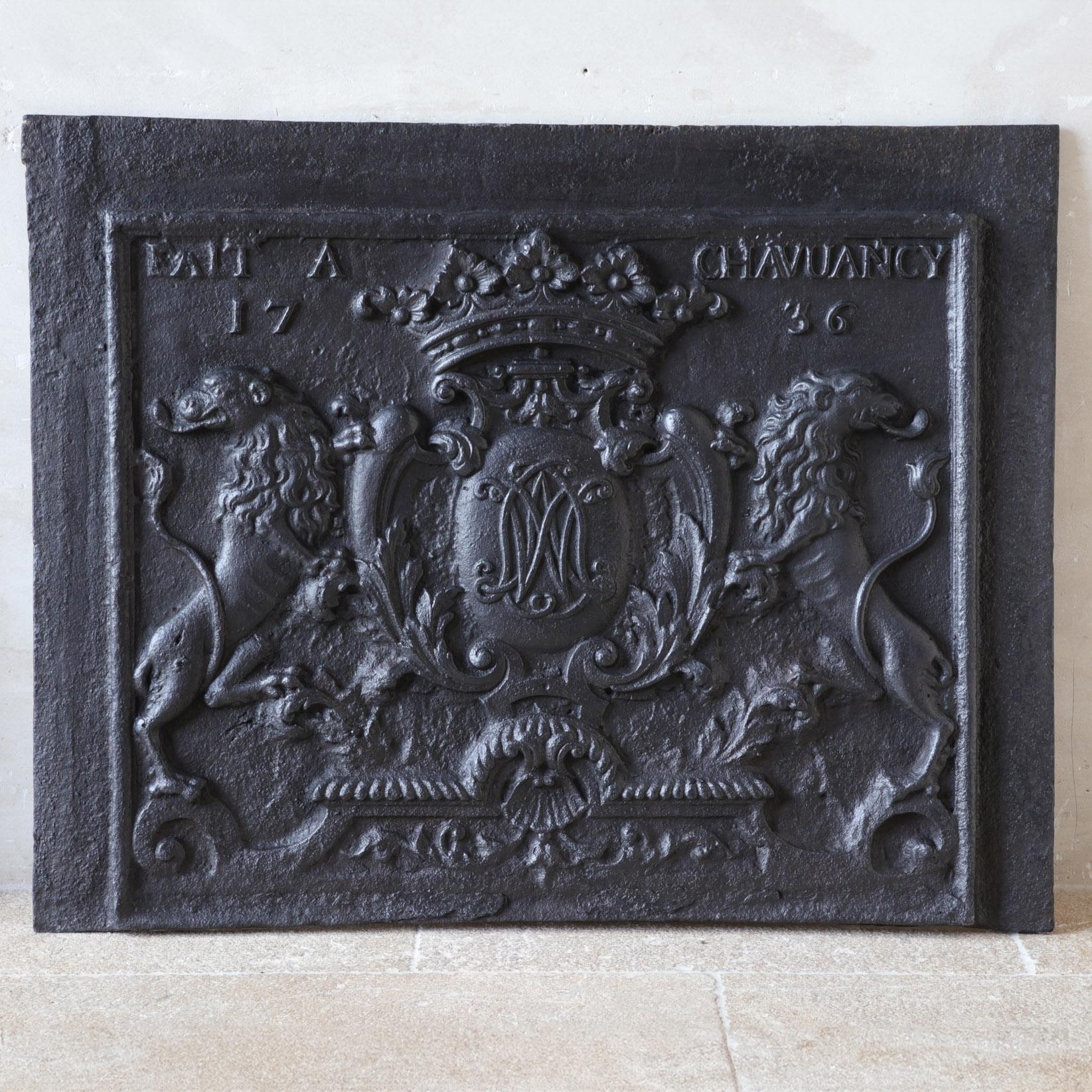 Francese Un grande camino antico in ghisa datato 1736 in vendita