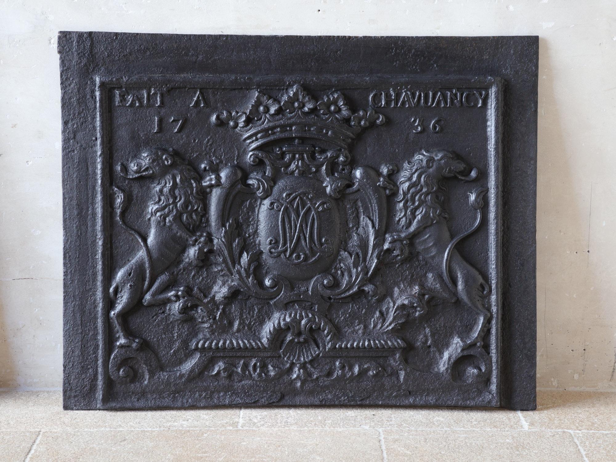Calco Un grande camino antico in ghisa datato 1736 in vendita
