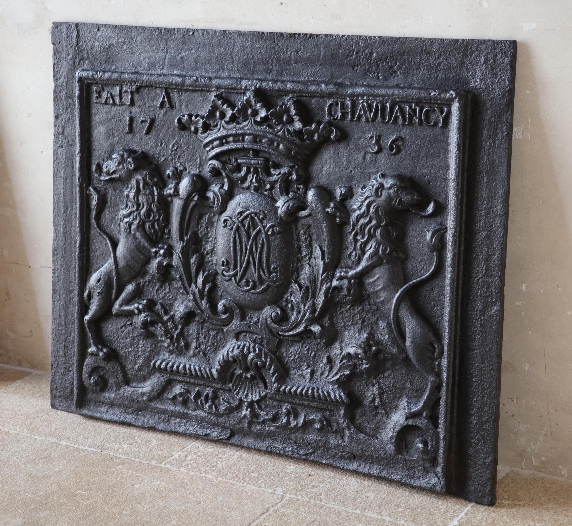 Fino al XVIII secolo Un grande camino antico in ghisa datato 1736 in vendita