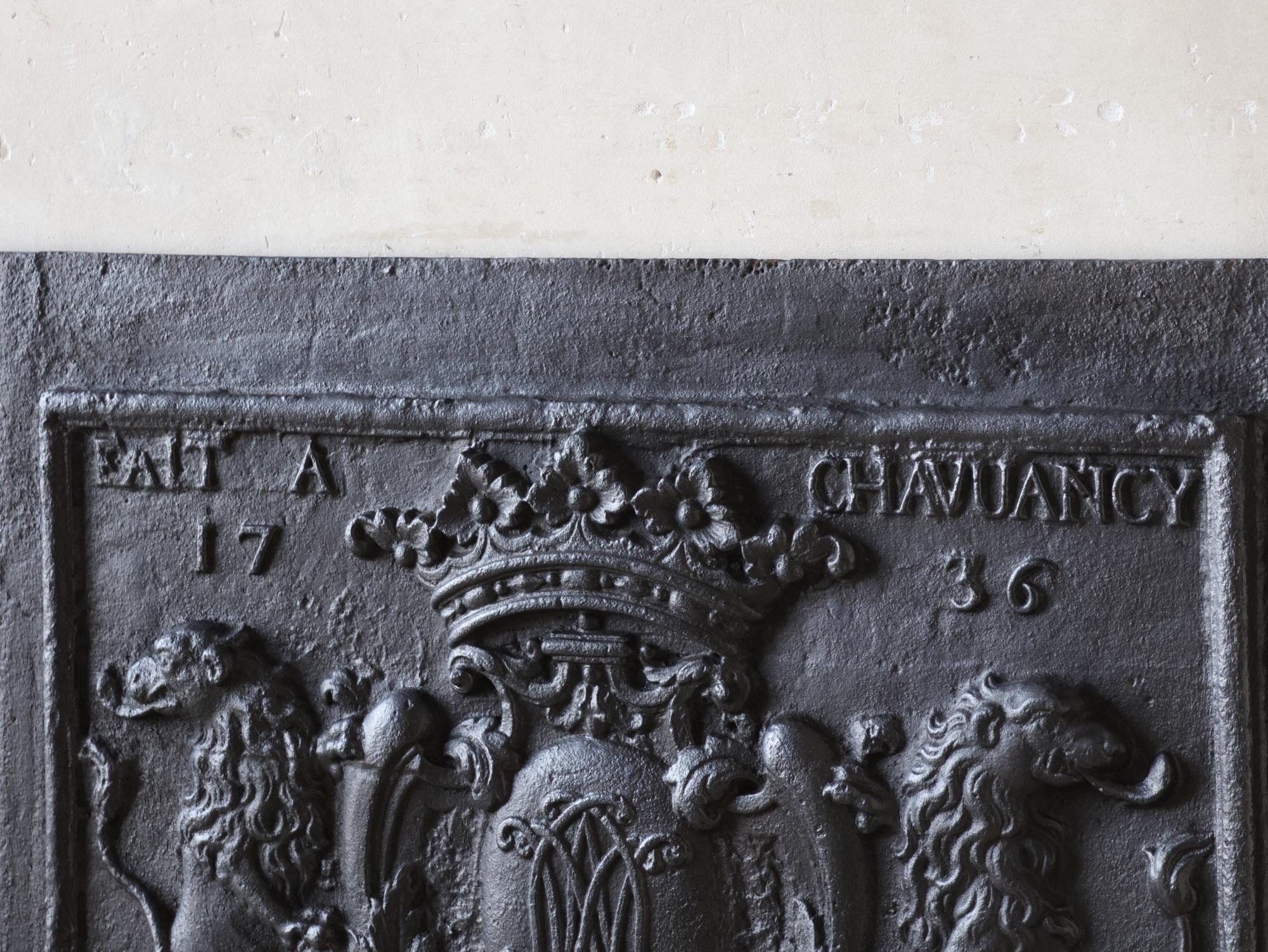 Ferro Un grande camino antico in ghisa datato 1736 in vendita