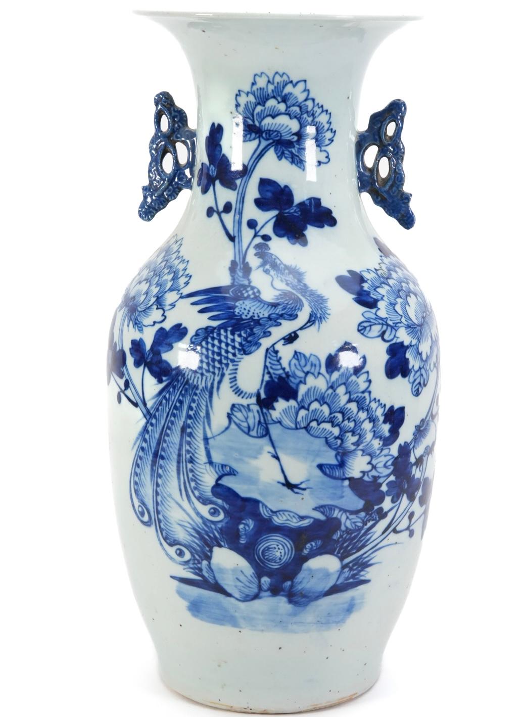 Schöne chinesische Porzellanvase in Balusterform mit weißem und blauem Dekor, das einen von Blumen und Blättern umgebenen Pfau zeigt.
Ende 19. Jh. 
Diese dekorative Vase hat durchbrochene Griffe mit einem Blattmotiv und einen harmonischen,