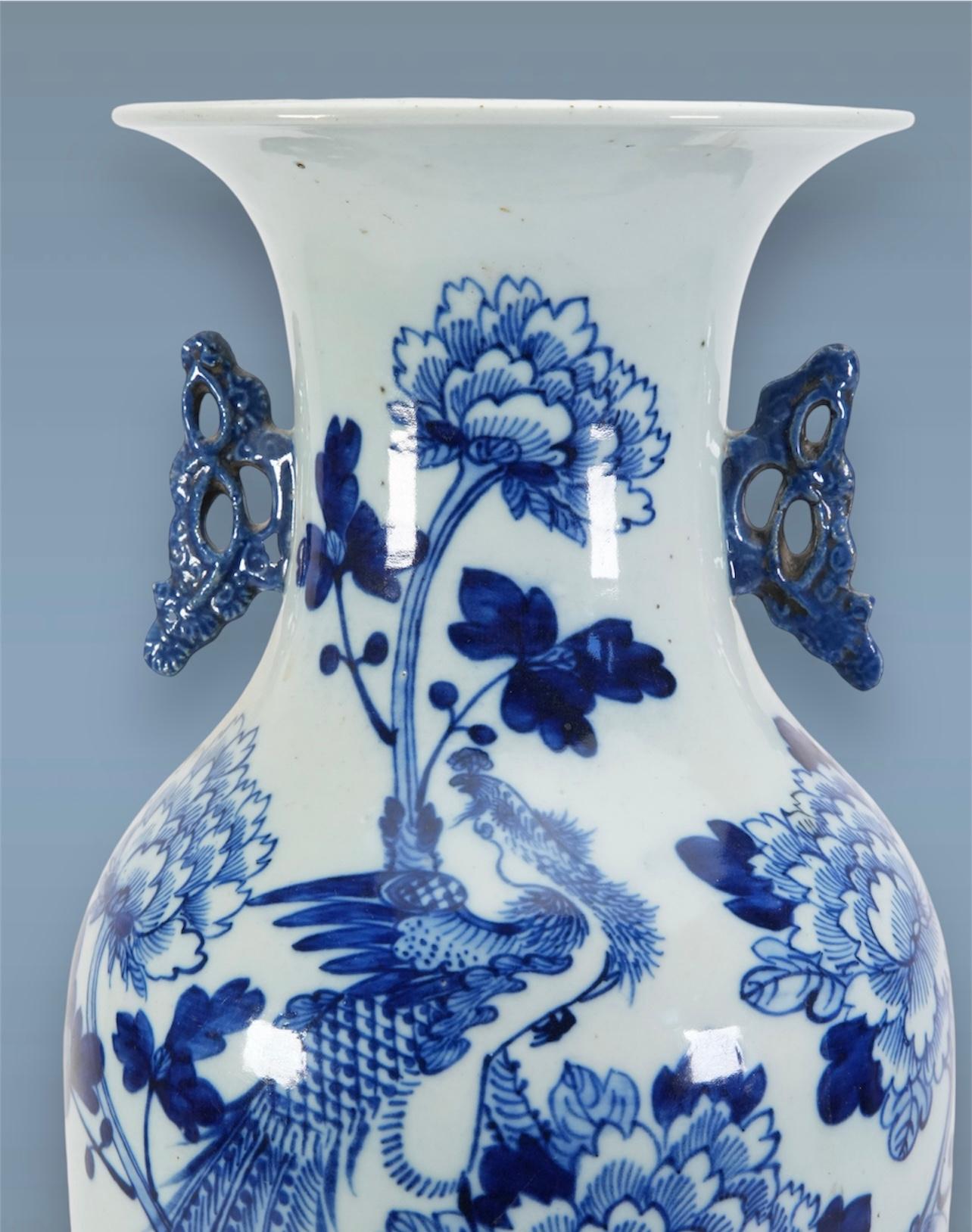 Große antike chinesische blau-weiße Pfauen-Porzellanvase. 19. Jahrhundert (Chinesisch) im Angebot