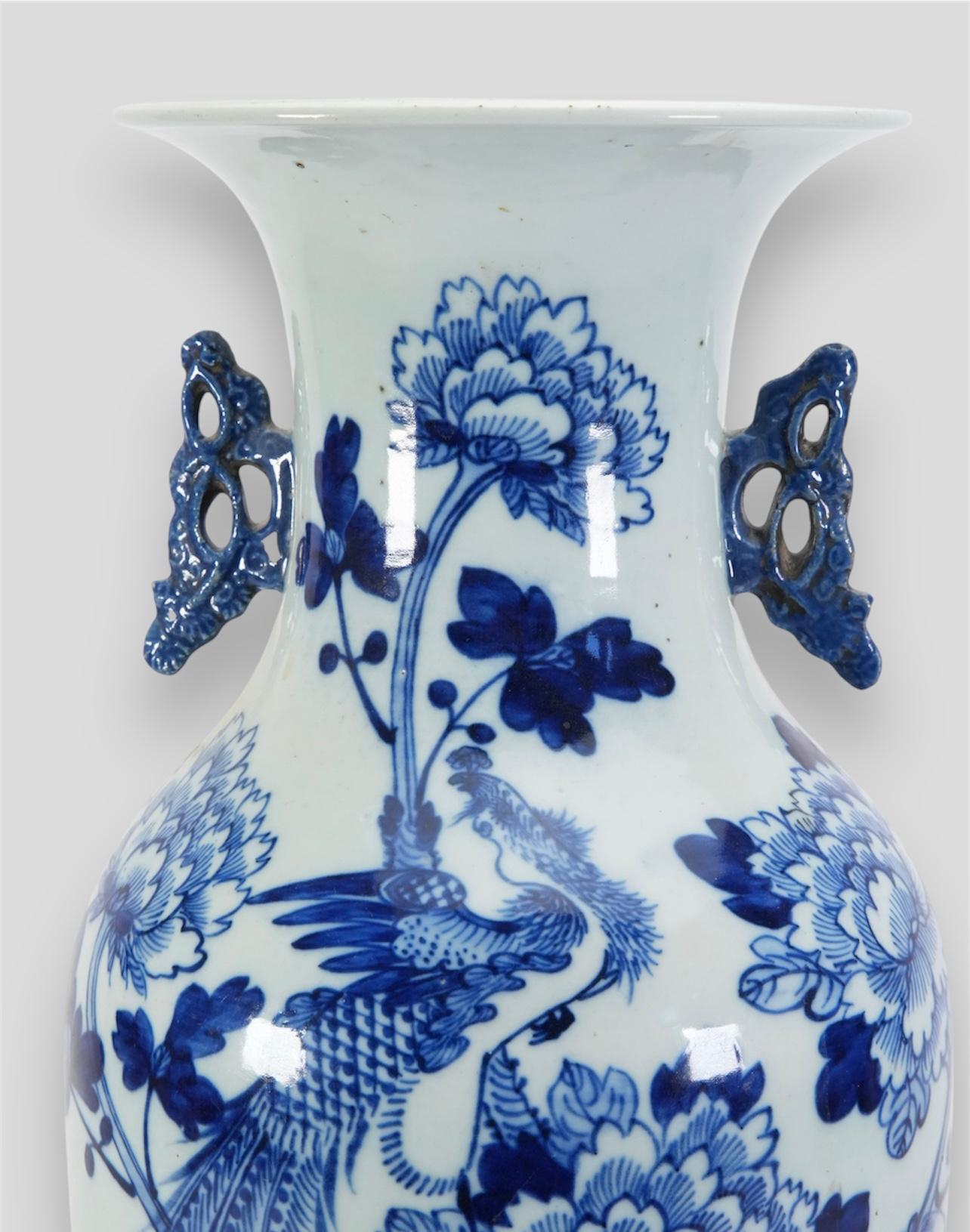 Große antike chinesische blau-weiße Pfauen-Porzellanvase. 19. Jahrhundert (Handbemalt) im Angebot