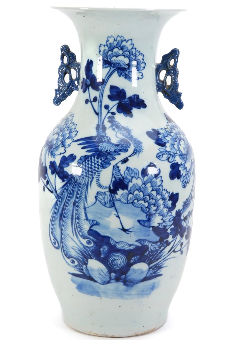 Große antike chinesische blau-weiße Pfauen-Porzellanvase. 19. Jahrhundert im Angebot 1