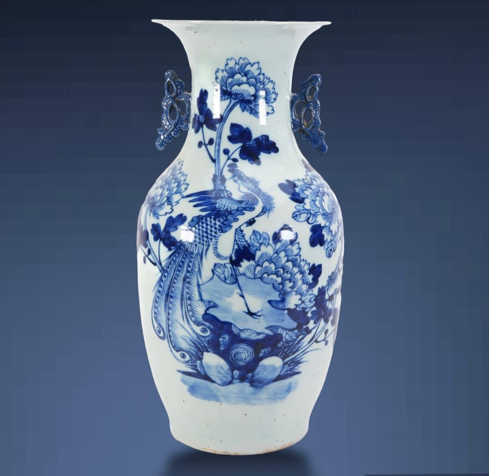 Große antike chinesische blau-weiße Pfauen-Porzellanvase. 19. Jahrhundert im Angebot 3