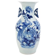 Grand vase chinois ancien en porcelaine bleu et blanc avec paon. 19ème siècle