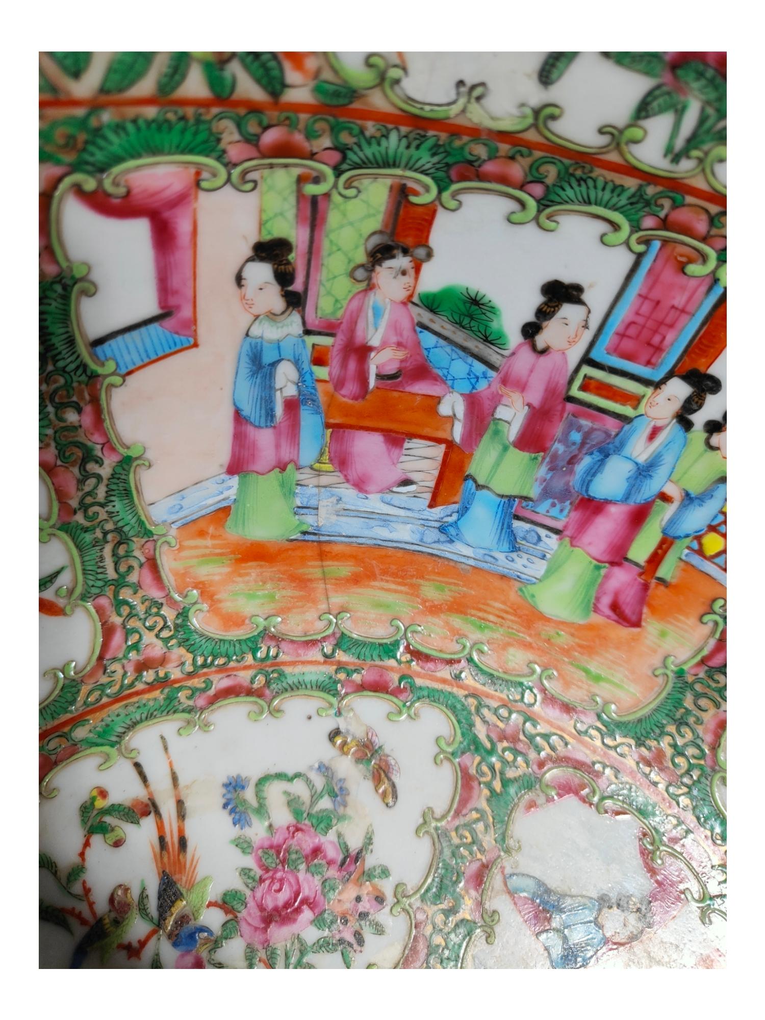 Eine große antike chinesische Porzellanschale zum Punzen XIX TH im Angebot 1