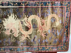 Gran alfombra antigua china de seda con dragón de 5 garras, finales de la dinastía Qing