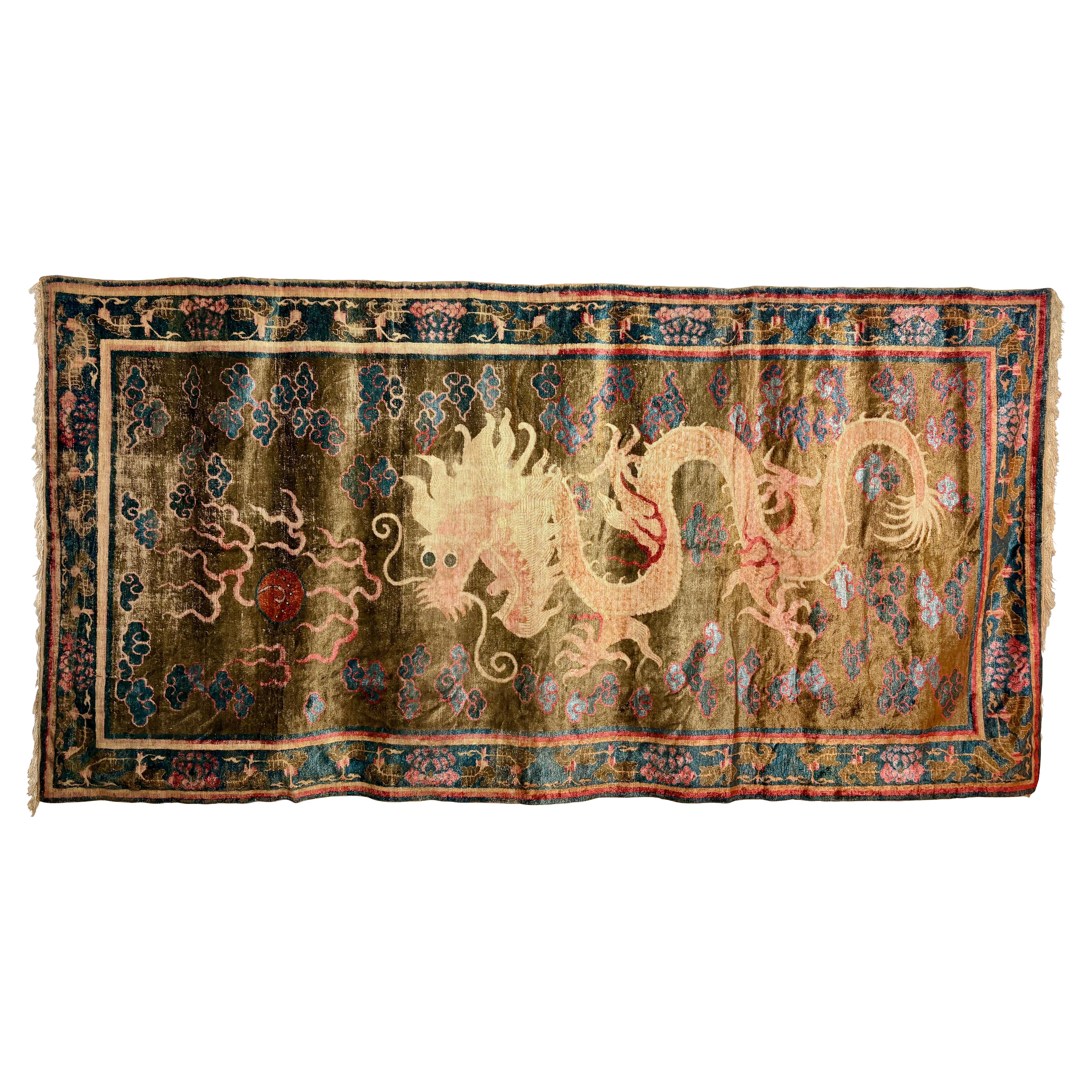 Gran alfombra antigua china de seda con dragón de 5 garras, finales de la dinastía Qing en venta
