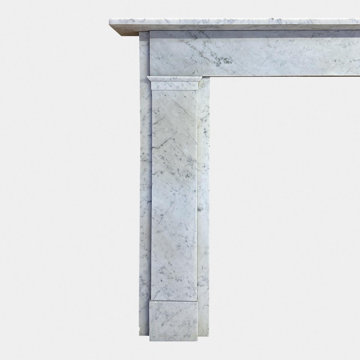 A large Antique English Carrara Marble Fireplace Mantel In Good Condition In London, GB