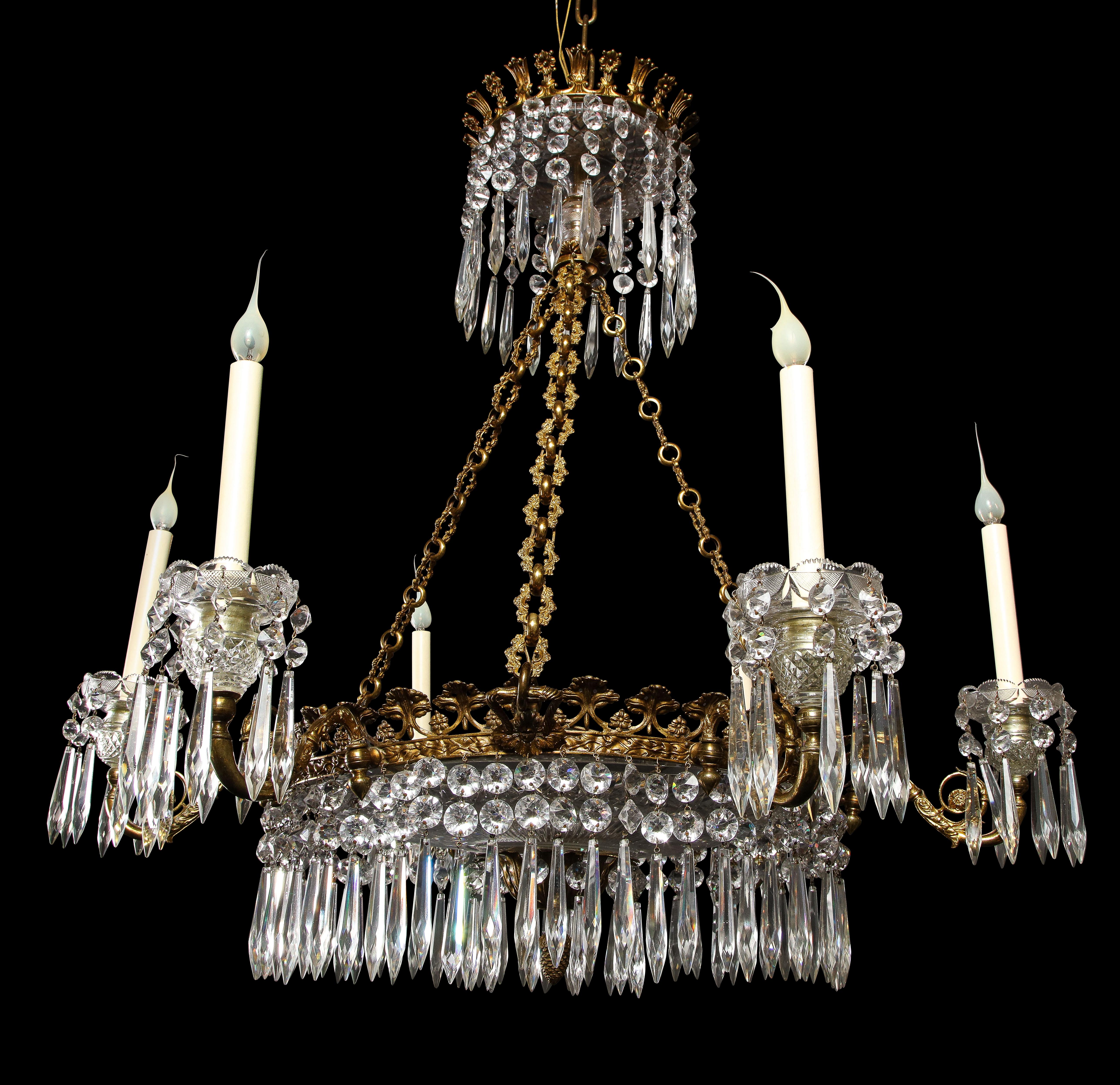 Regency Grand lustre ancien de style Régence anglaise en bronze doré et cristal  en vente