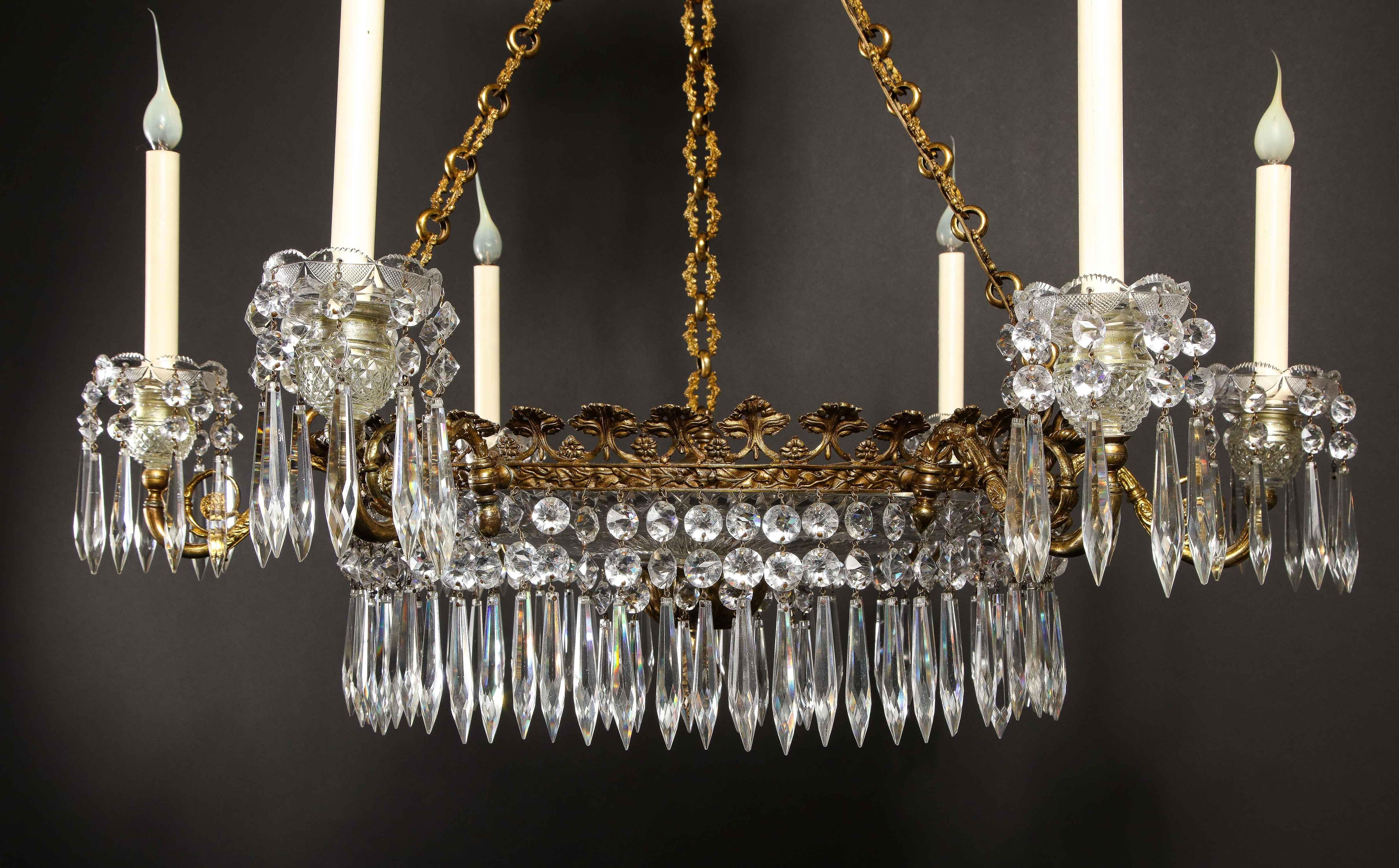 Anglais Grand lustre ancien de style Régence anglaise en bronze doré et cristal  en vente