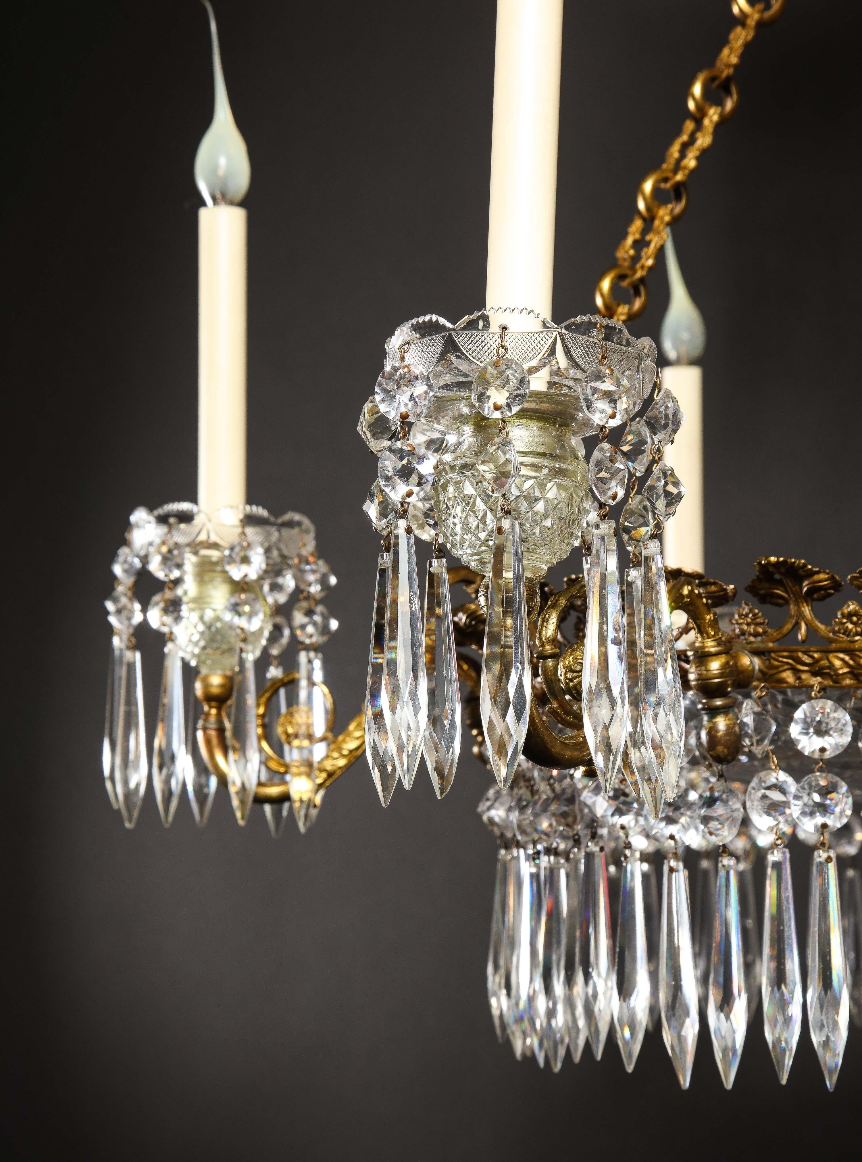 Doré Grand lustre ancien de style Régence anglaise en bronze doré et cristal  en vente