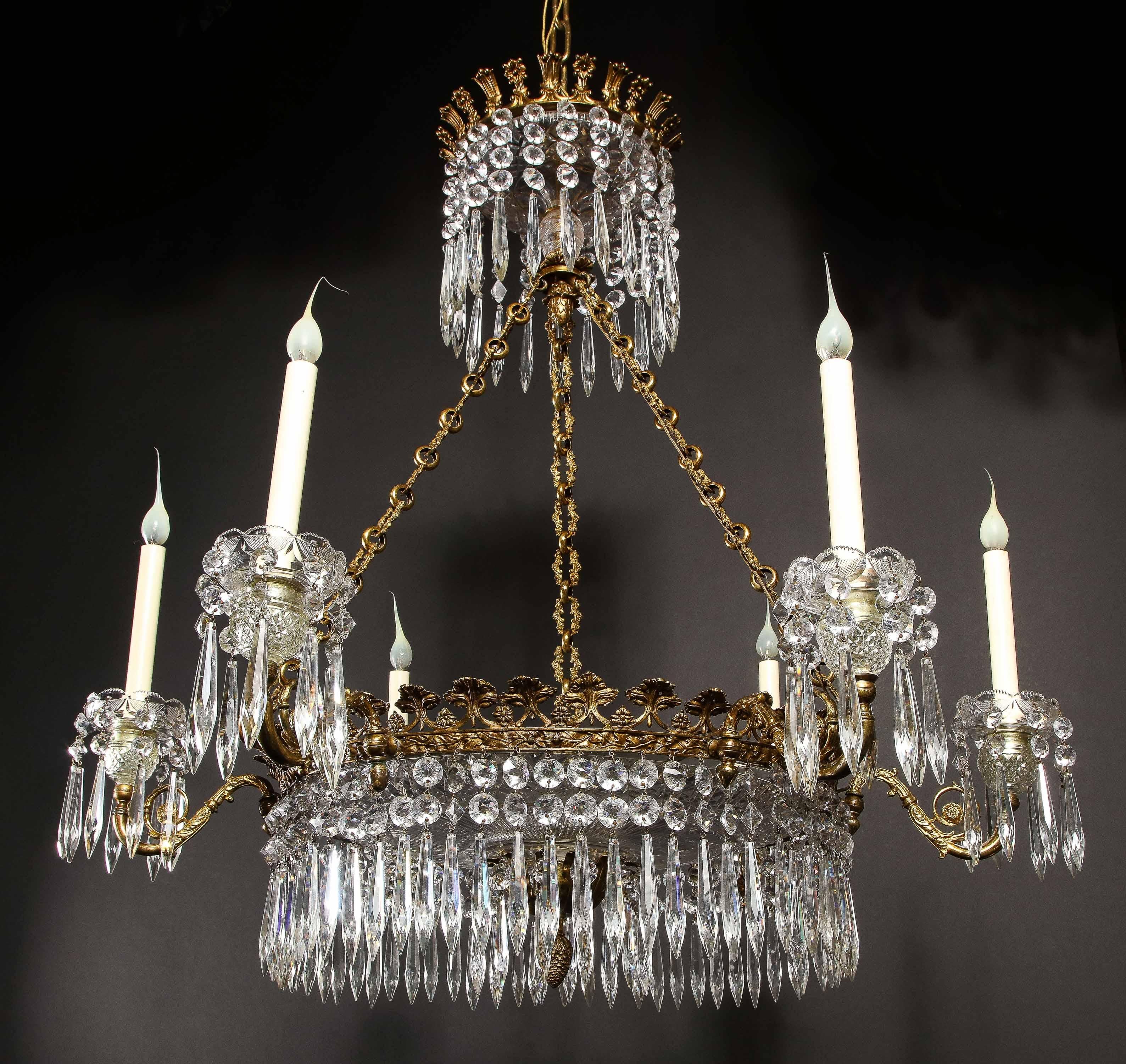 20ième siècle Grand lustre ancien de style Régence anglaise en bronze doré et cristal  en vente