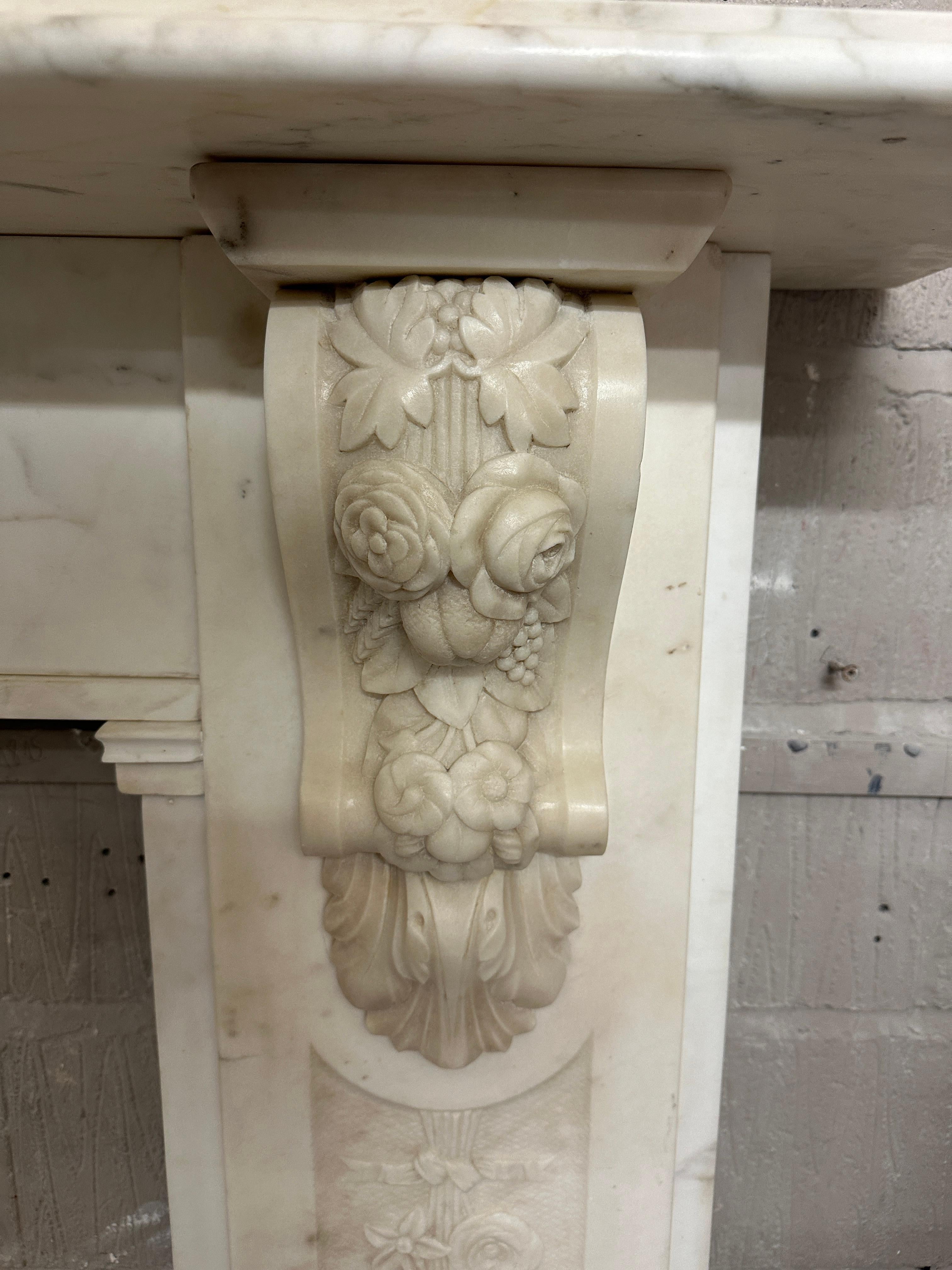 Grande cheminée victorienne anglaise sculptée en marbre blanc statuaire Bon état - En vente à London, GB